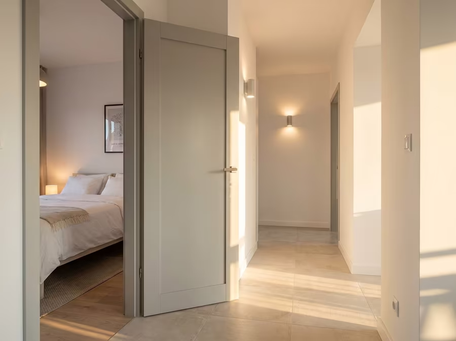 Szare drzwi wewnętrzne w domu, realizacja Poznań